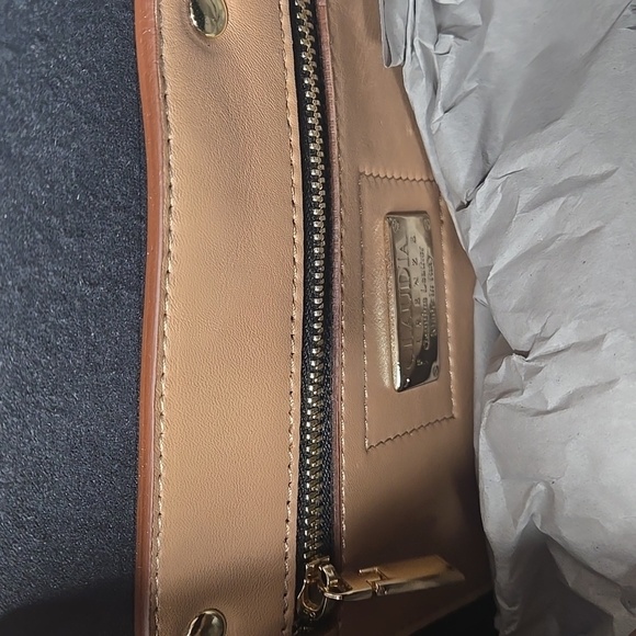 New Claudia Firenze Elegant Tan Leather Handbag - Picture 5 of 8